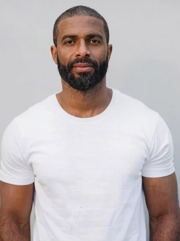 Halve lengte foto van een man in een effen wit T-shirt, voordat hij virtueel kleding past