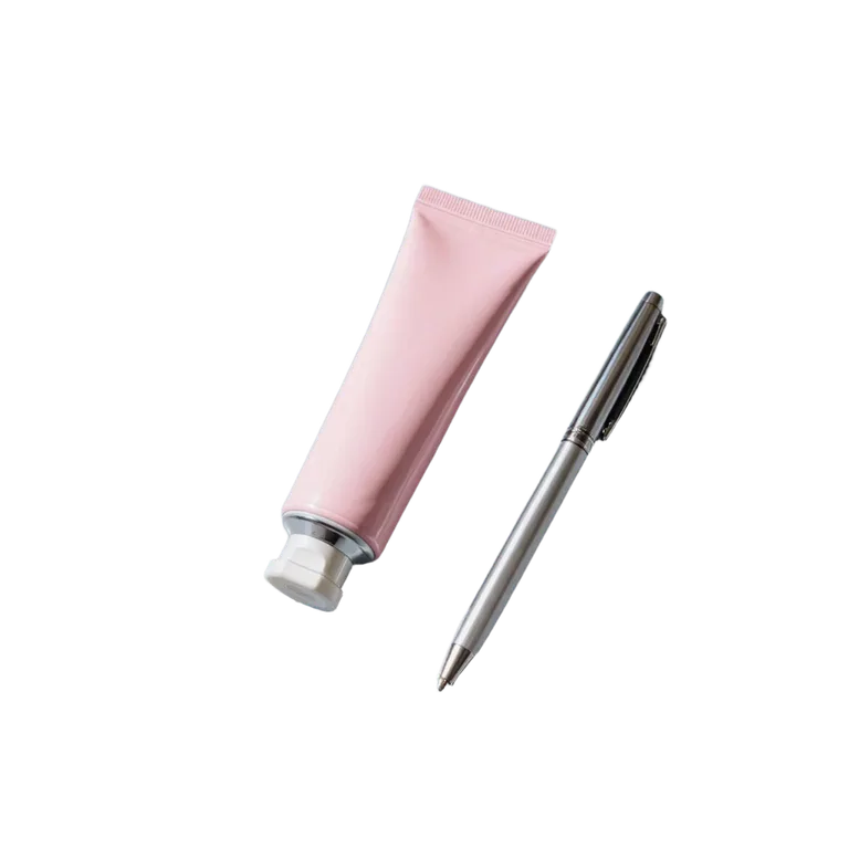 De handcrème en de pen op een schone transparante achtergrond, klaar voor een productfoto op wit